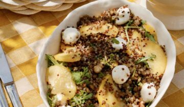 Ensalada de quinoa, lentejas, melocotón, mozzarella, nueces y rúcula